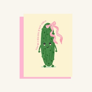 Peut inclure: Une carte de vœux sur fond jaune clair représentant un cornichon vert de dessin animé avec un visage souriant, des joues roses et un ruban rose clair noué sur le dessus. Le texte indique YOU'RE A BIG DILL B'DAY GIRLY en lettres roses.