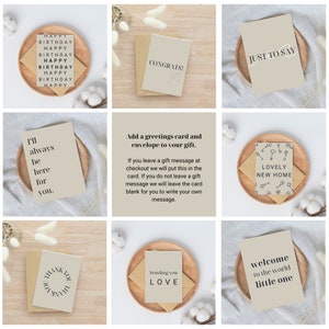 Pu&ograve; includere: Una collezione di biglietti d'auguri con diversi messaggi, tra cui "Buon compleanno", "Congratulazioni!" e "Solo per dire". I biglietti sono esposti su una superficie di legno con batuffoli di cotone e buste marroni.