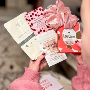 Valentine&#39;s treat box gift, Valentine&#39;s gifts for her, Valentine&#39;s hamper gifts, Valentine&#39;s gifts for girlfriend, Valentine&#39;s gift box