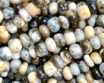 Op de afbeelding: Een streng natuurlijke, witte, zwarte en bruine dendritische opaal kralen. De kralen zijn glad en hebben een licht onregelmatige vorm. Ze zijn perfect voor het maken van sieraden.