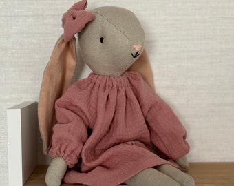 Kuscheltier Hase aus Leinen mit Kleid und Schleife. Personalisiertes Geschenk. Stoffpuppe Hase