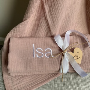 Envolver con el nombre del bebé. Regalo de maternidad único bordado en tela hidrófila