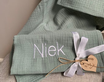 Swaddle met naam baby. Uniek kraamcadeau geborduurde hydrofiele doek