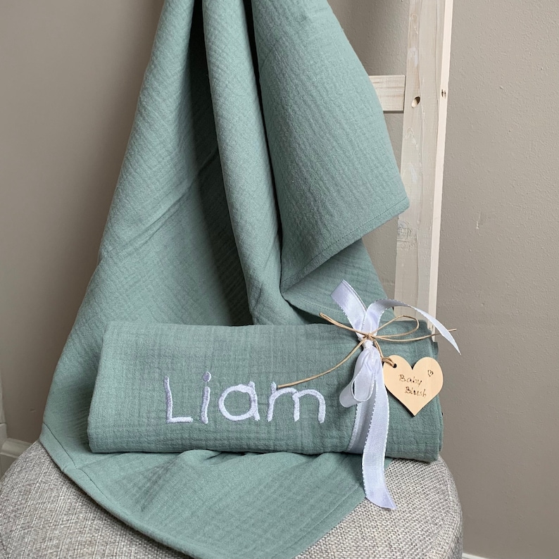 Swaddle met naam baby. Uniek kraamcadeau geborduurde hydrofiele doek Oudgroen