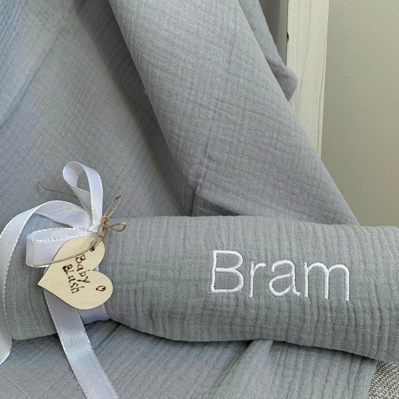 Swaddle met naam baby. Uniek kraamcadeau geborduurde hydrofiele doek Licht grijs