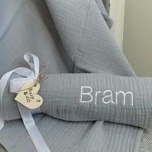 Swaddle met naam baby. Uniek kraamcadeau geborduurde hydrofiele doek afbeelding 7