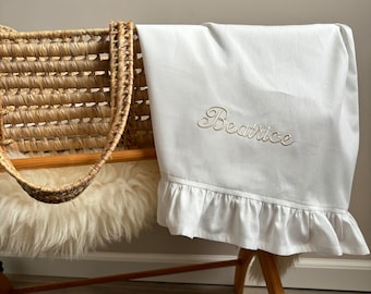 Lenzuolo per culla con volant e nome del bambino ricamato. Lenzuolo con volant, lenzuolo con volant.