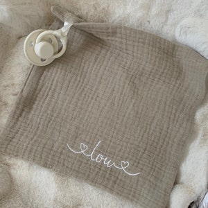 Pacifier cloth with embroidered name and hearts taupe