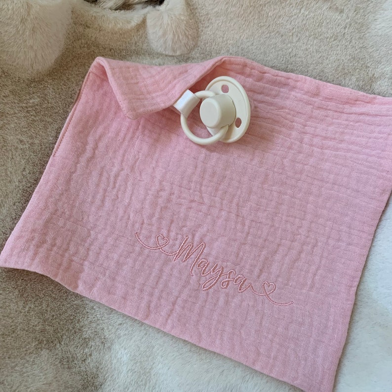 Pacifier cloth with embroidered name and hearts roze