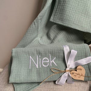 Swaddle met naam baby. Uniek kraamcadeau geborduurde hydrofiele doek Oudgroen