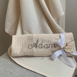 Swaddle met naam baby. Uniek kraamcadeau geborduurde hydrofiele doek beige/ecru