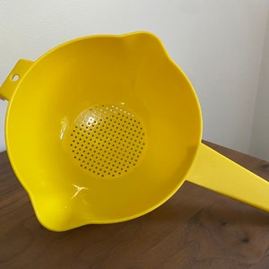 Vintage 1970s Tupperware 2 Quart Yellow Footed Strainer/Colander with Handle #1523