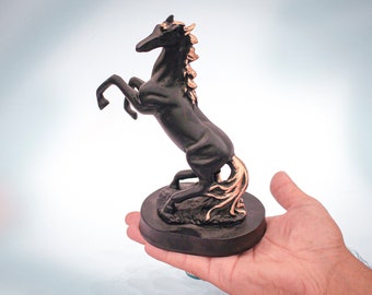 Caballo de crianza negro sólido, escultura de caballo, caballo hecho a mano de resina fuerte - Caballo decorativo negro/plata con estatua de caballo de pelo dorado