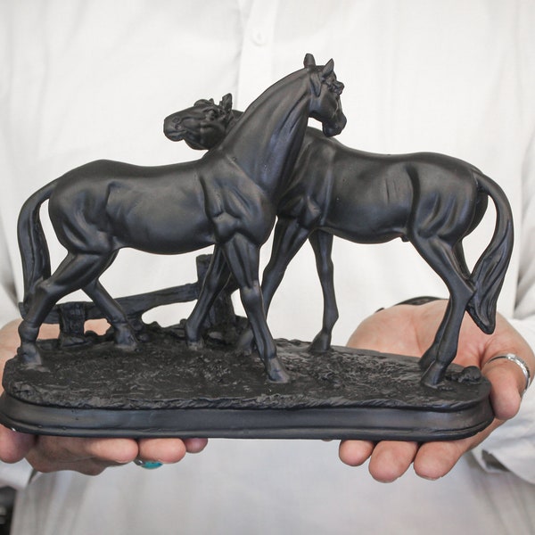 Paire élégante de figurines de sculpture de chevaux noirs sur une base de prairie - Statue de chevaux pour la décoration intérieure - Chevaux antiques en résine pour cadeau de décoration de table