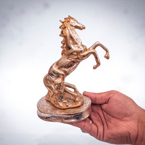 Paardenstandbeeld - Beeld van een steigerend paard gemaakt van hars met bronzen afwerking - Sculptuur woondecoratie