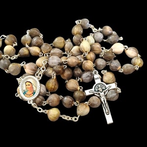Rosario con perline di Giobbe, medaglie del rosario di San Benedetto, perline di semi naturali fatte a mano, 5 decadi + biglietto regalo