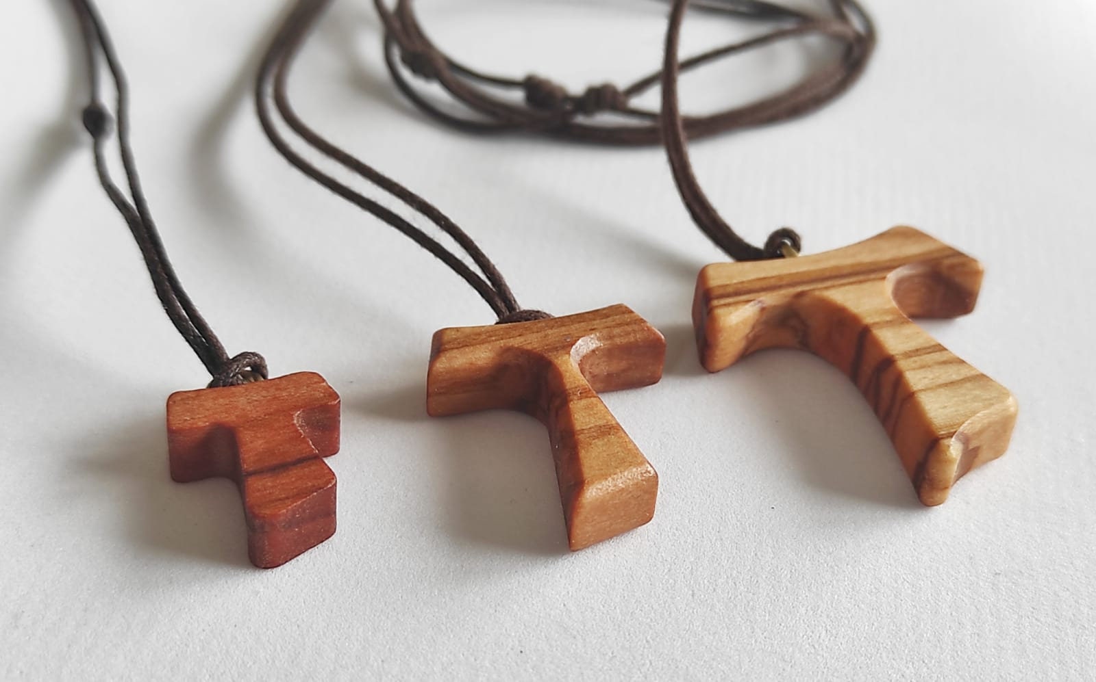 Ciondoli Tau In Legno Di Ulivo - Set Da 50 Con Cordoncino Colorato | Croce Di San Francesco, Ideale Per Catechismo, Regali, Oratorio