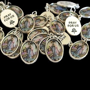 Medaglia di San Raffaele. Ciondolo cattolico. Ciondolo Arcangelo Raffaele. Ciondolo di San Raffaele. Scatola di medaglie da 10, 20, 50, 100 pezzi