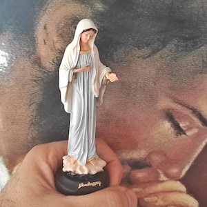Estatua de la Virgen María Estatua de Nuestra Señora de Medjugorje Estatua de Nuestra Señora Figura de Nuestra Señora