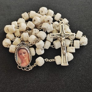 Apparition Hill Stone Roks Medjugorje Rosenkranz aus Medjugorje Handgemachter katholischer Rosenkranz Medjugorje + Heilige Geschenkkarte