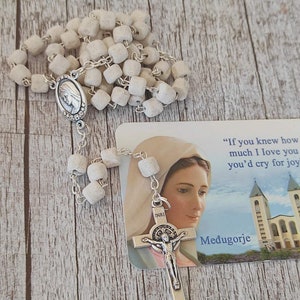 Rosario in pietra della Vergine Maria Medjugorje, rosario della croce di San Benedetto, rosario cattolico fatto a mano, carta regalo sacra