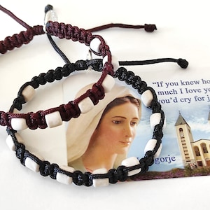 2 pezzi Braccialetto cattolico Rosario Pietra della Collina delle Apparizioni da Medjugorje Medaglia della Madonna Vergine Maria + Buono regalo sacro