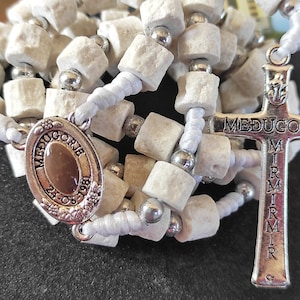 Apparition Hill Stone Roks Medjugorje Rosenkranz aus Medjugorje Handgefertigter katholischer Rosenkranz Der Heilige Boden von Medjugorje + Heilige Geschenkkarte