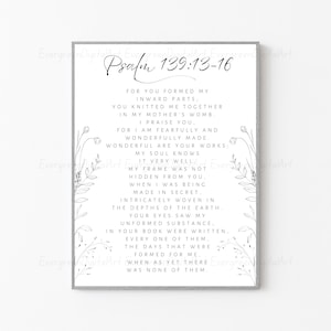 Puede incluir: Una impresión de arte de pared imprimible en blanco y negro con un diseño floral y el texto "Salmo 139:13-16" y un pasaje de la Biblia sobre ser hecho de manera temible y maravillosa.
