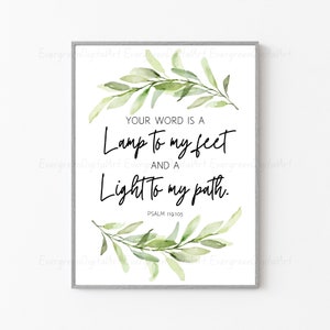 Może przedstawiać: Oprawiony wydruk z tekstem "YOUR WORD IS A Lamp to my feet AND A Light to my path. PSALM 119:105" czcionką w kolorze czarnym. Wydruk ozdobiony jest zielonymi liśćmi akwarelowymi i ma szarą ramę.
