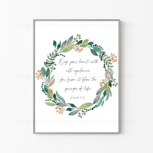 Könnte beinhalten: Eine Aquarell-Illustration eines Blätterkranzes mit orangefarbenen Beeren. Der Kranz umgibt ein Zitat aus Sprichwörter 4:23: "Bewahre dein Herz mit aller Sorgfalt, denn aus ihm entspringen die Quellen des Lebens."