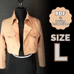 Może przedstawiać: Krótka kurtka w kolorze beżowym z kołnierzem i dwoma kieszeniami z klapkami. Kurtka jest na manekinie. Na zdjęciu widnieje tekst "PDF + Sewing Instructions" i "SIZE L".