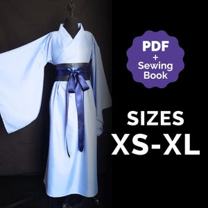 Peut inclure: Une robe de style kimono bleu clair avec de larges manches et une ceinture bleu foncé nouée à la taille. Le texte "PDF + Sewing Book" est dans un cercle violet, et les tailles XS-XL sont affichées.