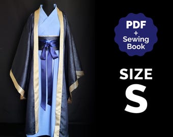 Könnte beinhalten: Ein hellblaues Gewand mit einer dunkelblauen gemusterten Außenschicht, goldener Borte und einer dunkelblauen Schärpe. Der Text lautet PDF + Sewing Book und SIZE S. Das Kleidungsstück hat weite Ärmel und eine Wickeloptik an einer Schneiderpuppe.