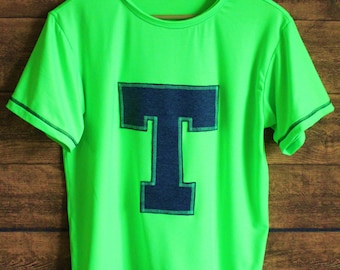 Short-sleeved "T-shirt" for boys and girls, neon green short-sleeved shirt with trendy applied letters, available from size 122/128