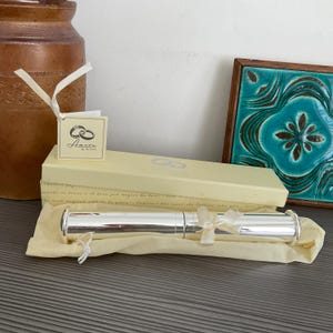 Portacertificados de matrimonio bañado en plata, en caja, regalo de bodas de Amore By Juliana