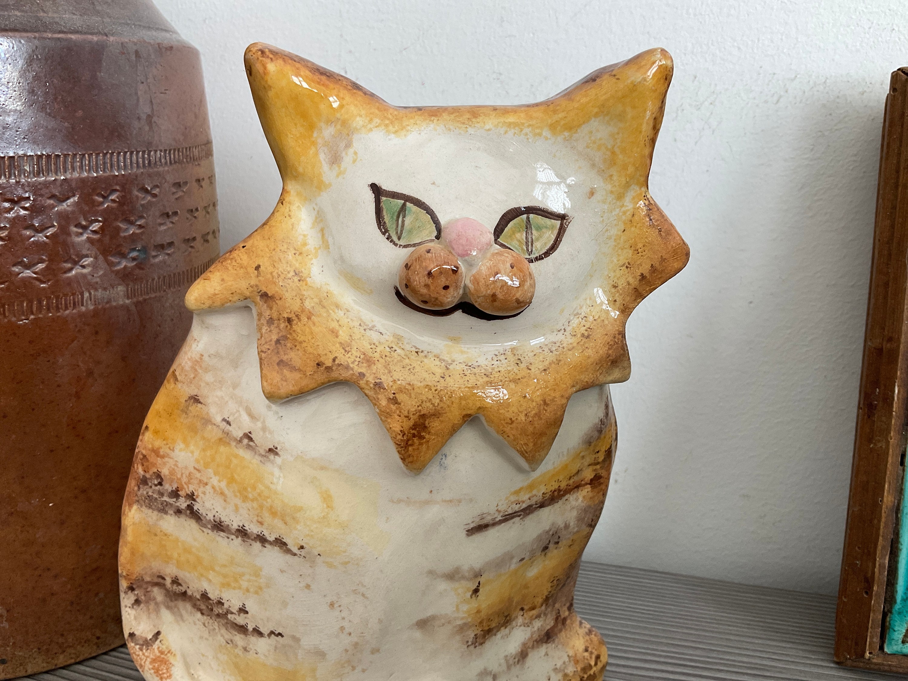 手作り陶器猫のオーナメント：ストライプ柄ジンジャートム、手描き