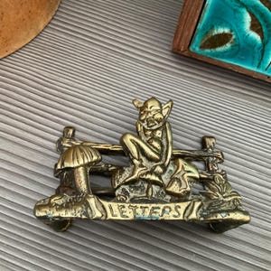 Portatarjetas de visita vintage de latón macizo con diseño de duendecillo mágico