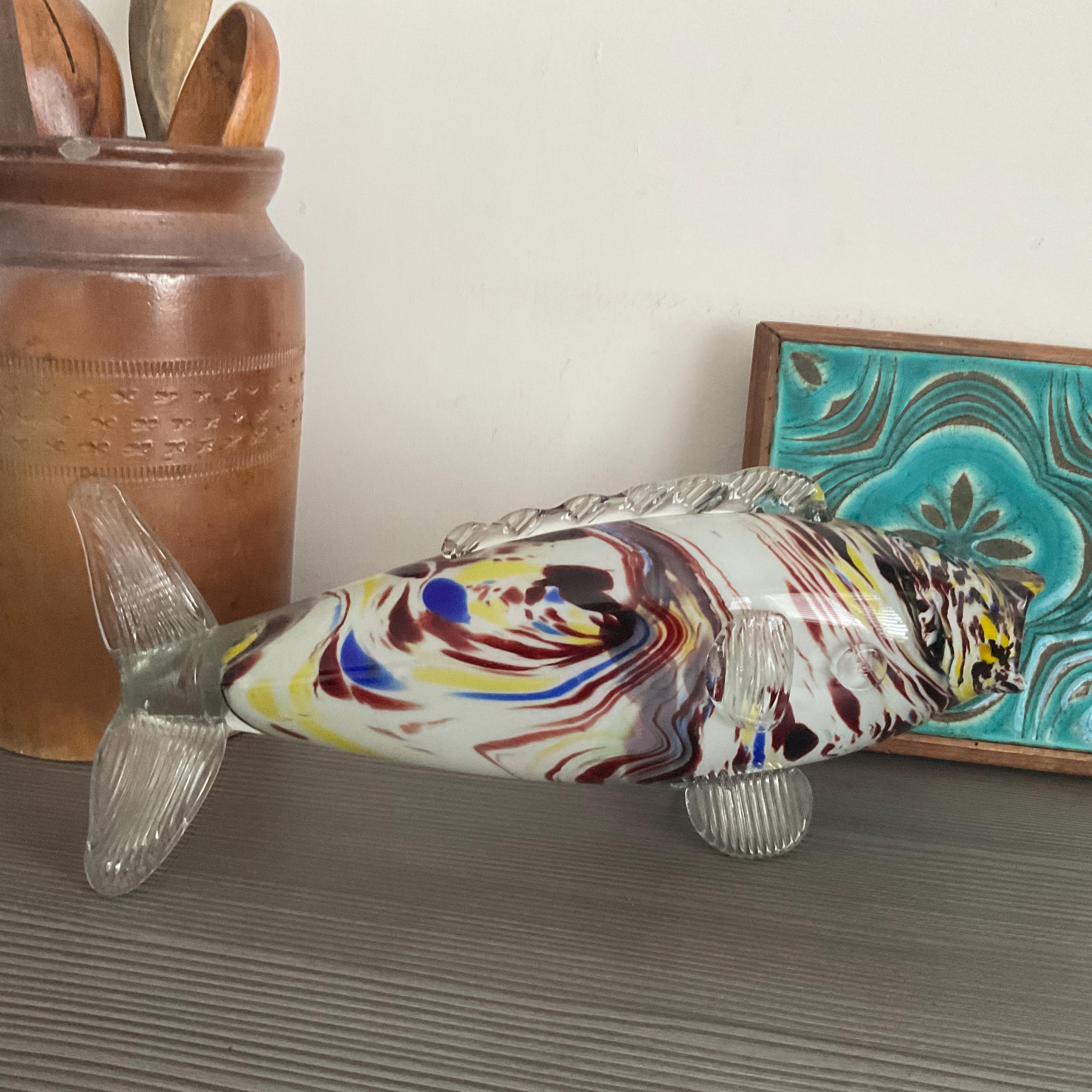 カラフルな魚模様のガラス花瓶 手吹きガラスの魚型花瓶：カラフルな1970年代の装飾 - Etsy 日本