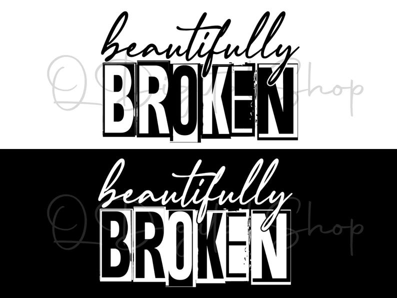 Pu&ograve; includere: Grafica in bianco e nero con il testo "beautifully broken" in un carattere audace e stilizzato. Il testo &egrave; diviso in singole lettere con un effetto di distress.