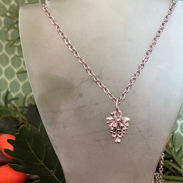 Pinecone collier - Silver tone. Lovely dainty necklace.