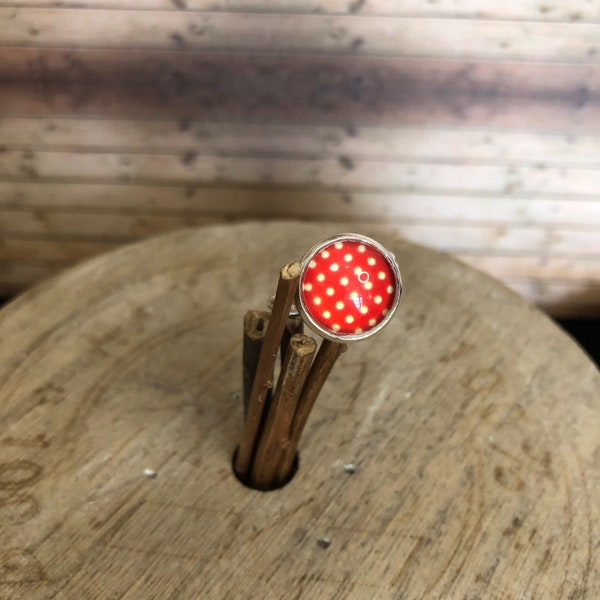 Bague à pois.  Bagues à pois rouges et blanches, verre cabochon, plaqué argent, Offert en différentes couleurs