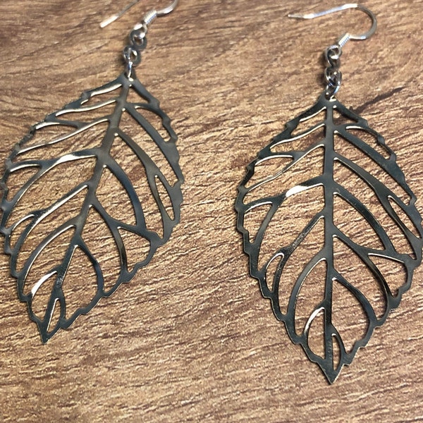 Dangle earrings with a leaf making them dangle.  hypoallergenic earing. boucles d'oreilles