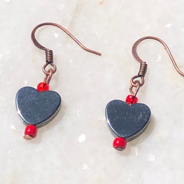 Heart Drop Earrings. Beautiful for Valentines Gift. Heart and red Beads Earrings. Lightweight Earrings boucles d'oreilles