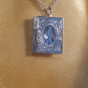 Fotomedaljong Halslös, Bokhänge. Present till fru, mor, mormor, flickvän, brudtärna, vän, romantisk årsdag, minne.