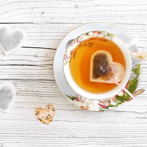 Benutzerdefinierte Liebe Herzform Teebeutel mit personalisierter Dose - Hochzeitsgeschenk, Hochzeitsbevorzugungsgeschenke - Valentinstags- und Jahrestagsgeschenk
