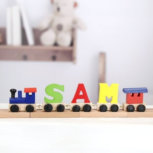 Tren de letras personalizado con bolsa de almacenamiento personalizada / Regalo de bautizo, regalo de primer cumpleaños, tren de madera con nombre - Pintado a mano