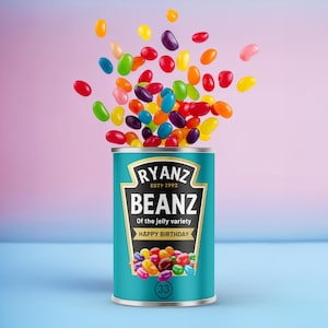 Könnte beinhalten: Eine türkisfarbene Dose "RYANZ BEANZ" mit bunten Geleebohnen, die herausfallen. Auf der Dose steht "Of the jelly variety" und "HAPPY BIRTHDAY". Der Hintergrund ist ein Farbverlauf aus Rosa und Blau.