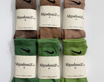 Erwachsene Individuell gefärbte Nike Socken | Sportliche Socken für den Herbst | Handgefärbte Socken | Herbstsocken | Benutzerdefinierte Socken | Personalisierte Crew Socken | Neutrale Socken