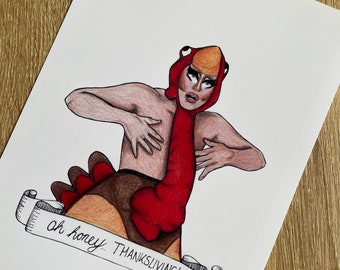 Puede incluir: Una ilustración dibujada a mano de una persona vestida de pavo para el Día de Acción de Gracias. La persona lleva un disfraz de pavo rojo con una gran papada roja. La persona está levantando las manos en una pose dramática. El texto "oh honey... THANKSGIVING!" está escrito en un rollo en la parte inferior de la imagen.