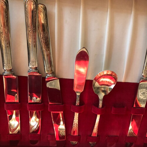 Ensemble de 41 pc d’ustensiles argentés .Set of 41 pc silverUtensils shops
